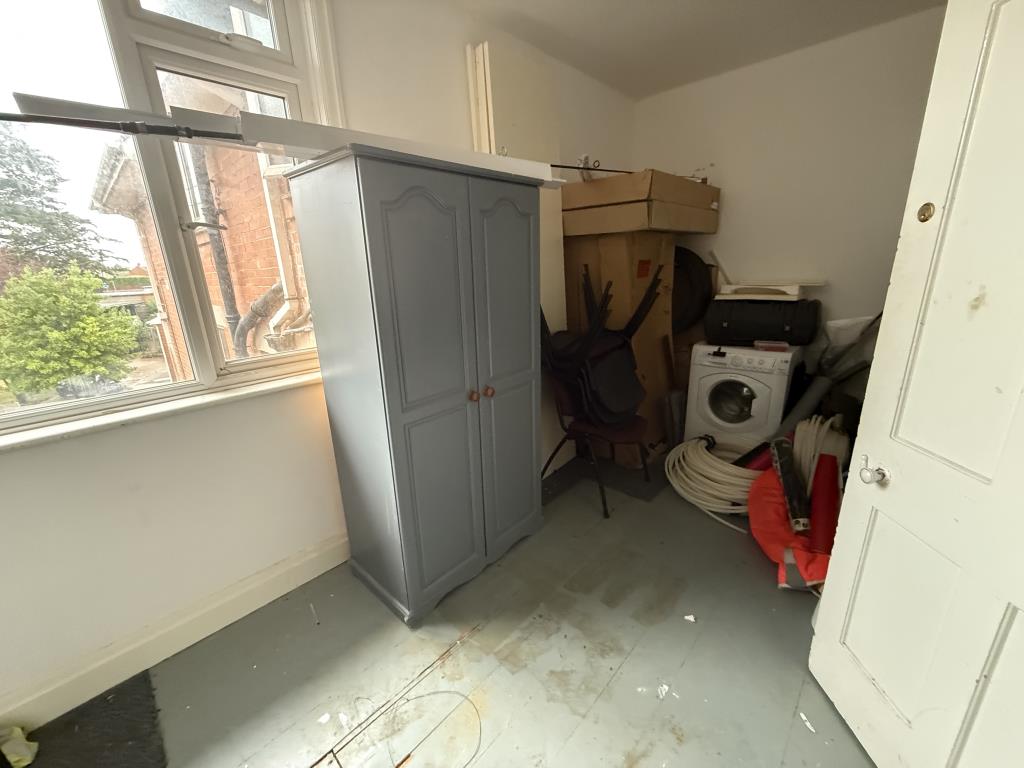 Lot: 35 - MAISONETTE FOR REFURBISHMENT WITH POTENTIAL - Bedroom two